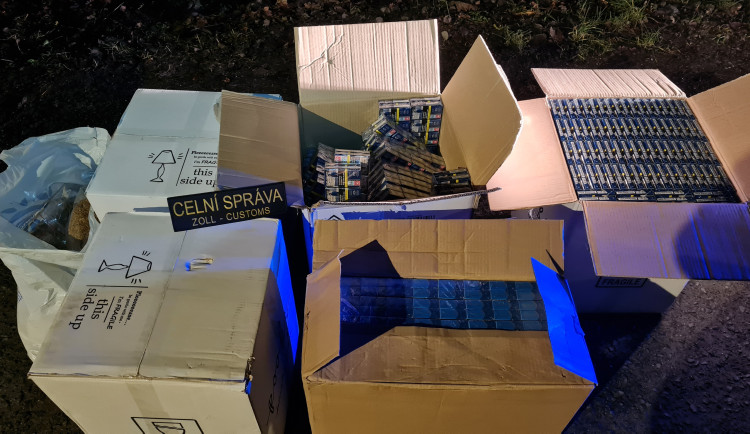 Za převoz nepovoleného množství cigaret a tabáku hrozí mužům vězení