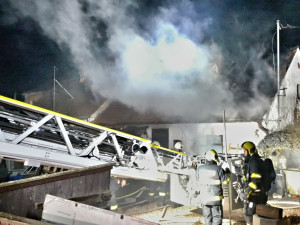 Pět jednotek hasičů bojovalo s požárem domu, škodu odhadují na více než milion