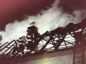 Pět jednotek hasičů bojovalo s požárem domu, škodu odhadují na stovky tisíc korun