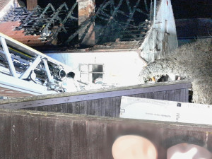 Pět jednotek hasičů bojovalo s požárem domu, škodu odhadují na stovky tisíc korun