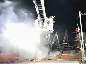 Pět jednotek hasičů bojovalo s požárem domu, škodu odhadují na stovky tisíc korun