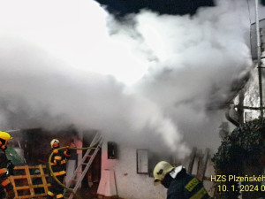 Pět jednotek hasičů bojovalo s požárem domu, škodu odhadují na stovky tisíc korun