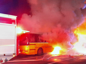 VIDEO: Autobus se 45 cestujícími zachvátily plameny, řidič byl navíc pod vlivem alkoholu