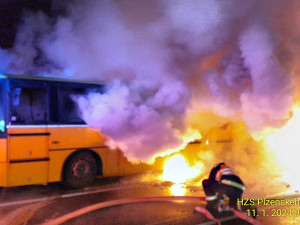 Autobus se 45 cestujícími zachvátily plameny, řidič byl navíc pod vlivem alkoholu