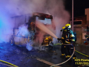 Autobus se 45 cestujícími zachvátily plameny, řidič byl navíc pod vlivem alkoholu