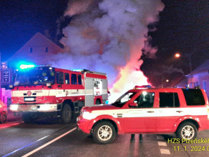 Autobus se 45 cestujícími zachvátily plameny, řidič byl navíc pod vlivem alkoholu