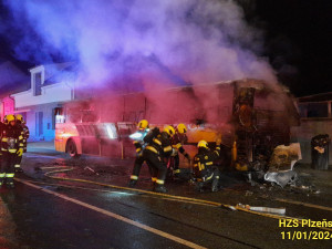 Autobus se 45 cestujícími zachvátily plameny, řidič byl navíc pod vlivem alkoholu