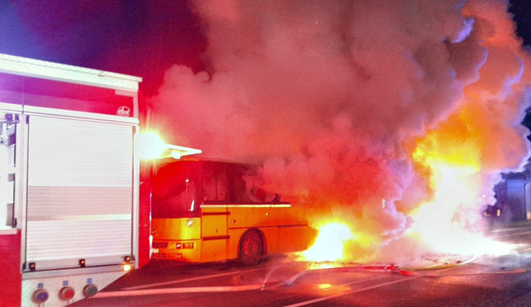 Autobus se 45 cestujícími zachvátily plameny, řidič byl navíc pod vlivem alkoholu