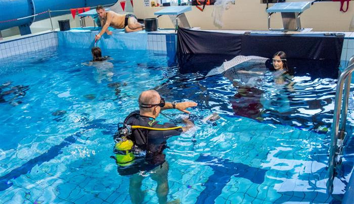 Fotografové poměří své dovednosti pod vodou, do bazénu se s technikou ponoří už podvacáté