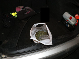 Další kvalitní nasušené konopí převážel muž v igelitce v kufru auta