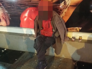 Bezdomovec seděl s mokvající ranou na parapetu domu. Ačkoli měl silné bolesti, lékaře nevyhledal