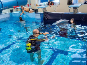 Fotografové poměří své dovednosti pod vodou, do bazénu se s technikou ponoří už podvacáté