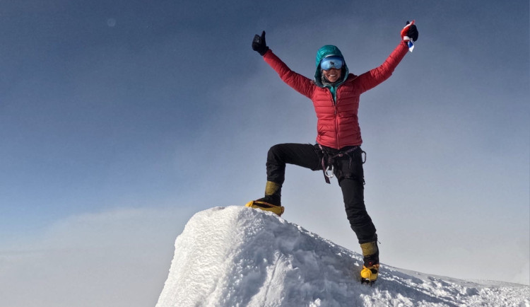 Opět to dokázala, česká zubařka zdolala nejvyšší horu Antarktidy a dobyla Jižní pól. Chce získat Korunu planety