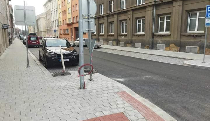 Firma nedodržela termíny a na zrekonstruované silnici nechala vady a nedodělky, otevření Plzenecké ulice se posouvá