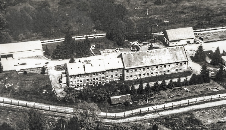 Do roku 2021 stála na Bystřici pod Čerchovem rozlehlá budova roty Pohraničí stráže, která obsahovala i stavbu zámečku vybudovaného v 19. století majiteli místní sklárny. Objekt roty byl doplněn dalšími budovami včetně plotů a drátěných zátarasů. V roce 20