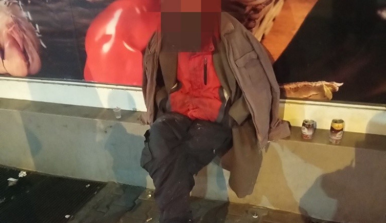 Bezdomovec seděl s mokvající ranou na parapetu domu, lékaře nevyhledal ačkoli měl silné bolesti