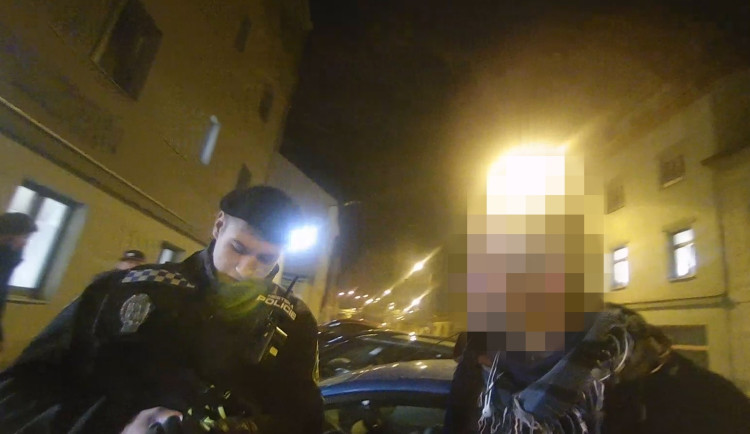 Agresivní násoska se marně domáhal vstupu do charity, vysloužil si akorát pouta a cestu na záchytku