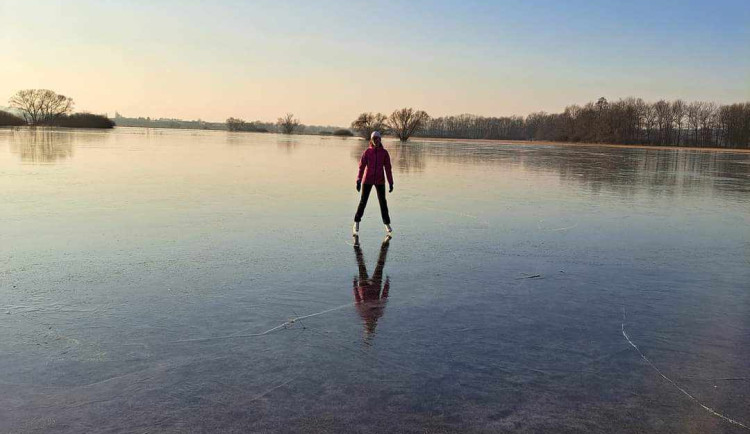 Stovky lidí bruslí na Plzeňsku na zamrzlých loukách, kam se nedávno vylily