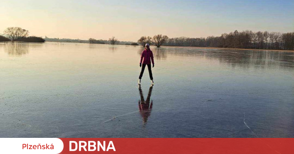 Stovky Lidí Bruslí Na Plzeňsku Na Zamrzlých Loukách Kam Se Nedávno Vylily