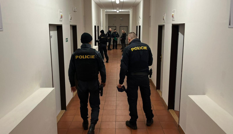 Policisté vyrazili do vyhlášených nočních klubů a ubytoven. Hledali cizince, kteří jsou v ČR neoprávněně