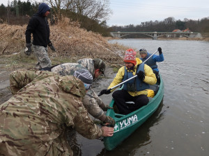 Ornitologové se rozdělili do několika skupin a na kánoích propluli po řece Berounce
