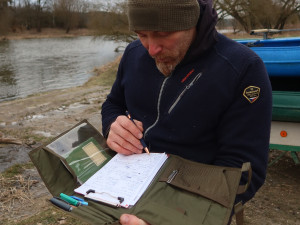 Ornitologové se rozdělili do několika skupin a na kánoích propluli po řece Berounce