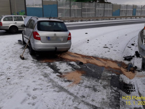 Nehoda jednoho osobního automobilu na Nové Hospodě na výpadovce na Sulkov