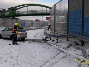 Nehoda jednoho osobního automobilu na Nové Hospodě na výpadovce na Sulkov