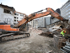 Těžká technika začala s demolicí ve vnitrobloku zchátralých lázní, kraj si na jejich obnovu vezme dvoumiliardový úvěr