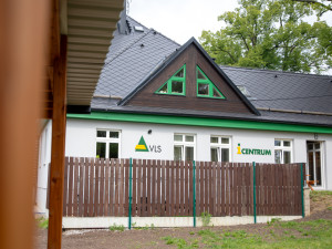 Během zimního výletu do Brd si lidé vyrobí krmítko pro ptáky. Dozví se, jak pomoci opeřencům přečkat zimu