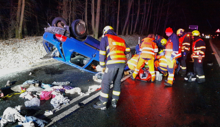 Řidička osobáku se těžce zranila při vážné nehodě na zledovatělé silnici. V krvi měla 1,9 promile alkoholu