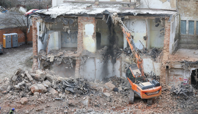 Těžká technika začala s demolicí ve vnitrobloku zchátralých lázní, kraj si na jejich obnovu vezme dvoumiliardový úvěr