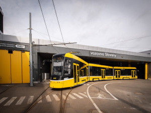 Stejnou tramvaj potkávají lidé v Plzni v těchto barvách