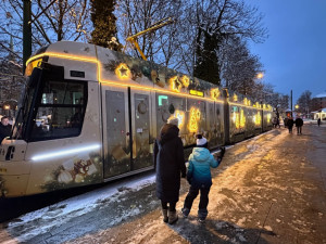 Nejmodernější plzeňská tramvaj Škoda 40T se loni představila i jako vánoční tramvaj