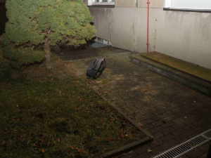 Dvojice zlodějů bleskově vykradla automobil, kde na zadním sedadle ležely kabelky, batohy i další cennosti