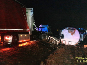 Střet kamionu s cisternou