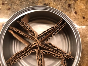 Takto vypadá speciální svíčka, která nejen svítí, ale dokáže i vyhřát celou místnost