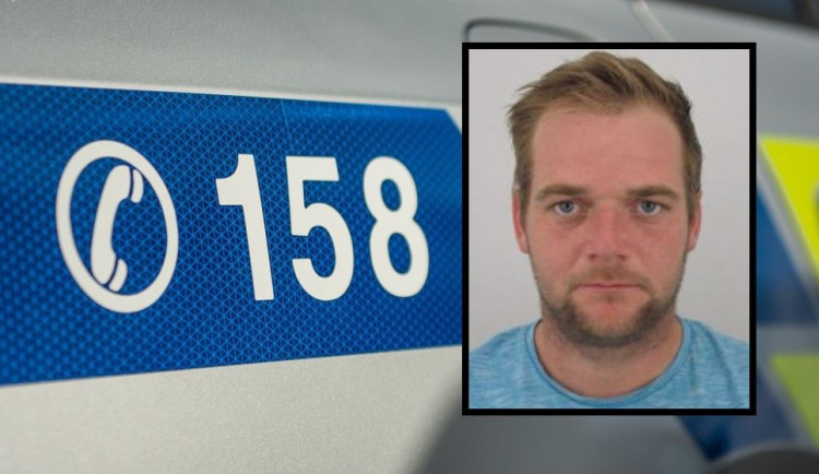 Muž s tetováním krokodýla na krku vystoupil v sobotu z auta svého kolegy na dálnici D5 a od té doby je nezvěstný