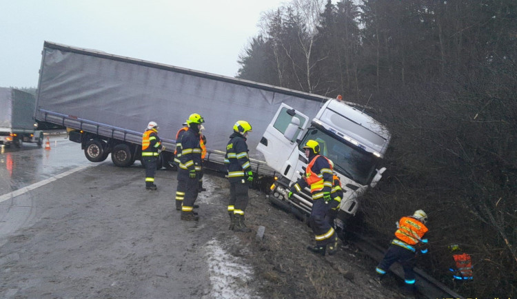 Tento kamion s návěsem sklouzl ze silnice mimo komunikaci na 127. kilometru dálnice D5