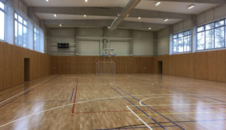 Deset milionů korun poskytne Plzeň svým základním školám na opravy tělocvičen a sportovišť