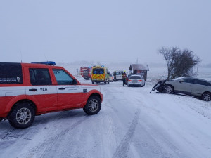 Hromadná nehoda čtyř aut na zasněžené silnici blokovala hlavní tah z Plzně na Vary. Autobus se převrátil na Domažlicku