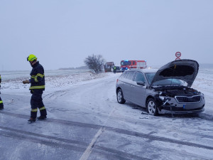 Hromadná nehoda čtyř automobilů na zasněžené silnici blokuje hlavní tah z Plzně na Karlovy Vary. Na místě jsou zranění