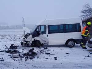 Hromadná nehoda čtyř automobilů na zasněžené silnici blokuje hlavní tah z Plzně na Karlovy Vary. Na místě jsou zranění