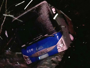 Autobus skončil v příkopu