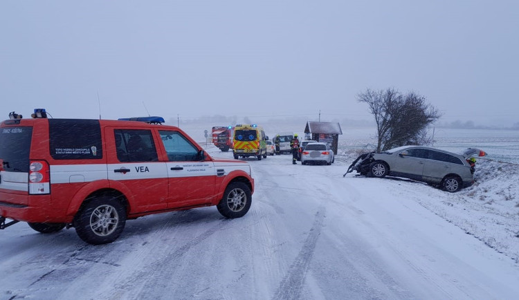 Hromadná nehoda čtyř automobilů na zasněžené silnici blokuje hlavní tah z Plzně na Karlovy Vary. Na místě jsou zranění