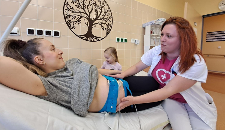 Pro těhotné a ženy v šestinedělí zavedla nemocnice zdarma novou návštěvní službu v domácím prostředí