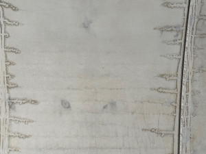 Praskliny jsou viditelné i pouhým okem