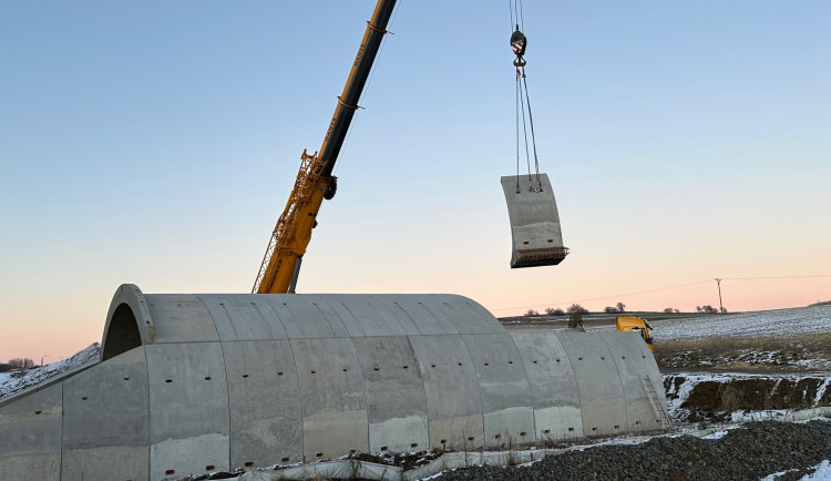 Most na stavbě obřího obchvatu se musí zbourat. Výrobce dodal vadné prefabrikované díly s prasklinami