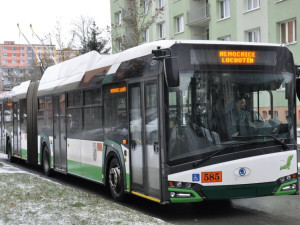 Dopravnímu podniku v Plzni chybí řidiči, další zamíří brzy do důchodu. Nejstaršímu je 72 let a stále ještě jezdí
