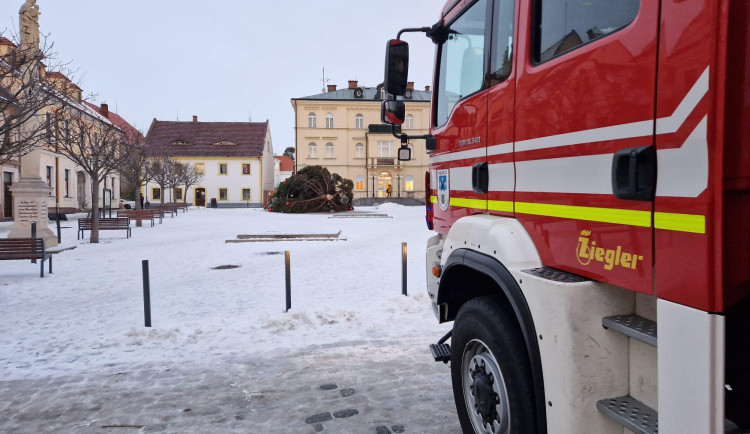 Vítr porazil vánoční stromek v Hrádku na náměstí. Nikdo nebyl zraněn